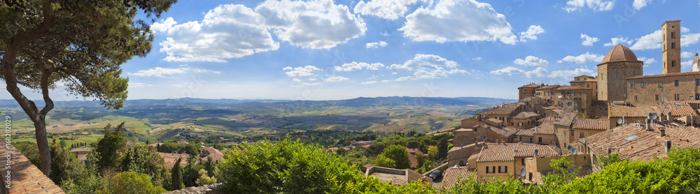 Fototapeta premium Panorama Toskanii, Volterra w rejonie Chianti