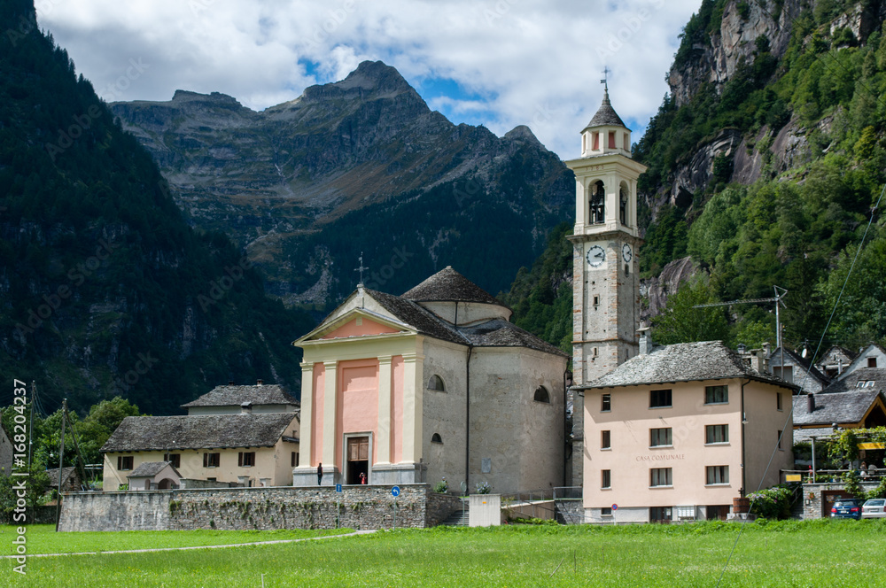 Fototapeta premium Church and houses in the Sonogno city