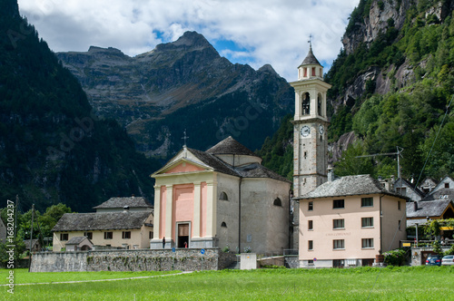 Church and houses in the Sonogno city