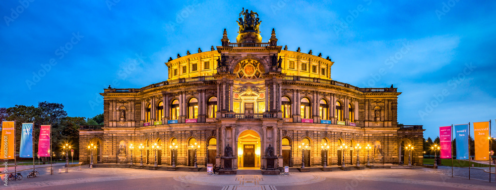 Fototapeta premium Semperoper in Dresden, Sachsen, Deutschland