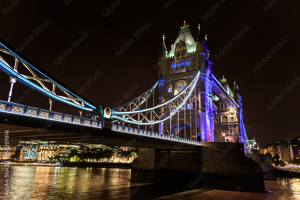 Obraz premium Tower Bridge at night over the River Thames, London, UK, England
