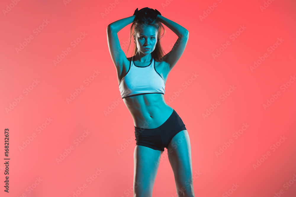 Obraz premium Muscular young woman athlete posing at studio