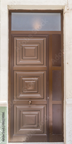 Braune Haustür aus Metall