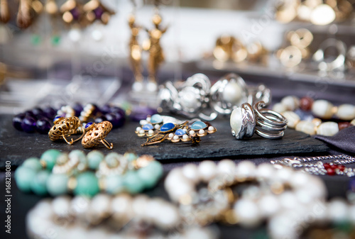 Fotografia Assortment of women's jewelry market
