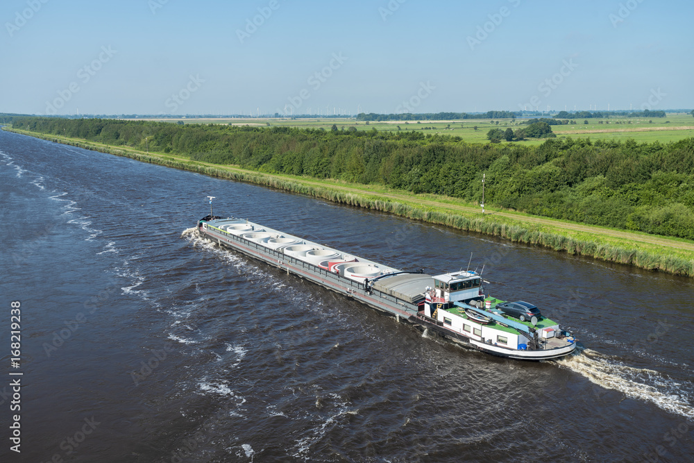 Obraz premium Stückgutfrachter auf dem Nordostseekanal