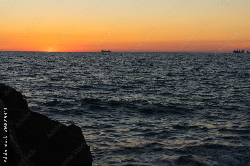 mare e petroliere al tramonto