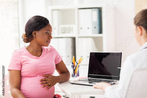 Quadro em tela doctor with laptop and pregnant woman at clinic