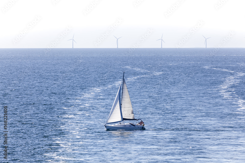 Segelboot auf der Ostsee, Windkraftanlage im Hintergrund