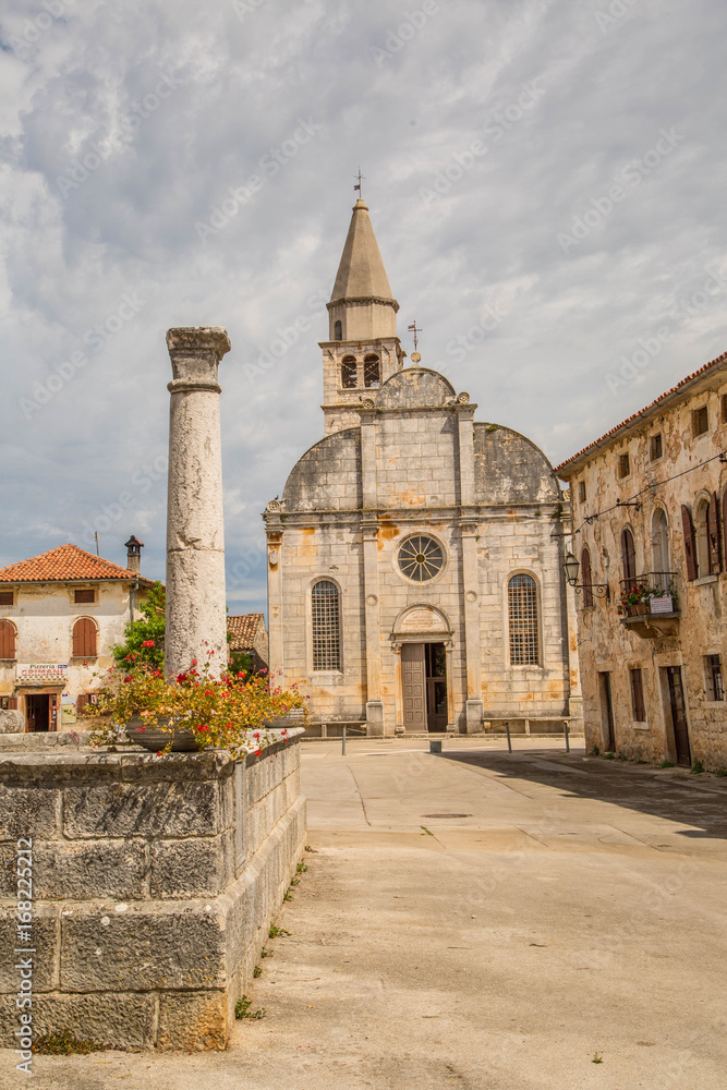 Obraz premium das malerische Dorf Svetvincenat in Istrien, Kroatien