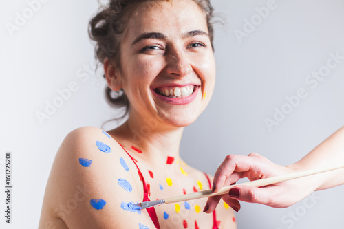 Fotografi young woman enjoys body painting