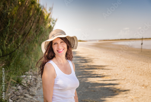 Fotografie mature woman on sun split beach