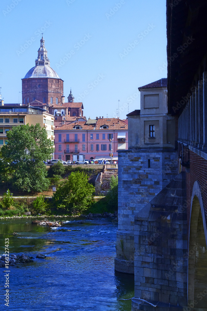 Fototapeta premium Cupola del Duomo di Pavia e Ponte Coperto Lombardia Italia Italy