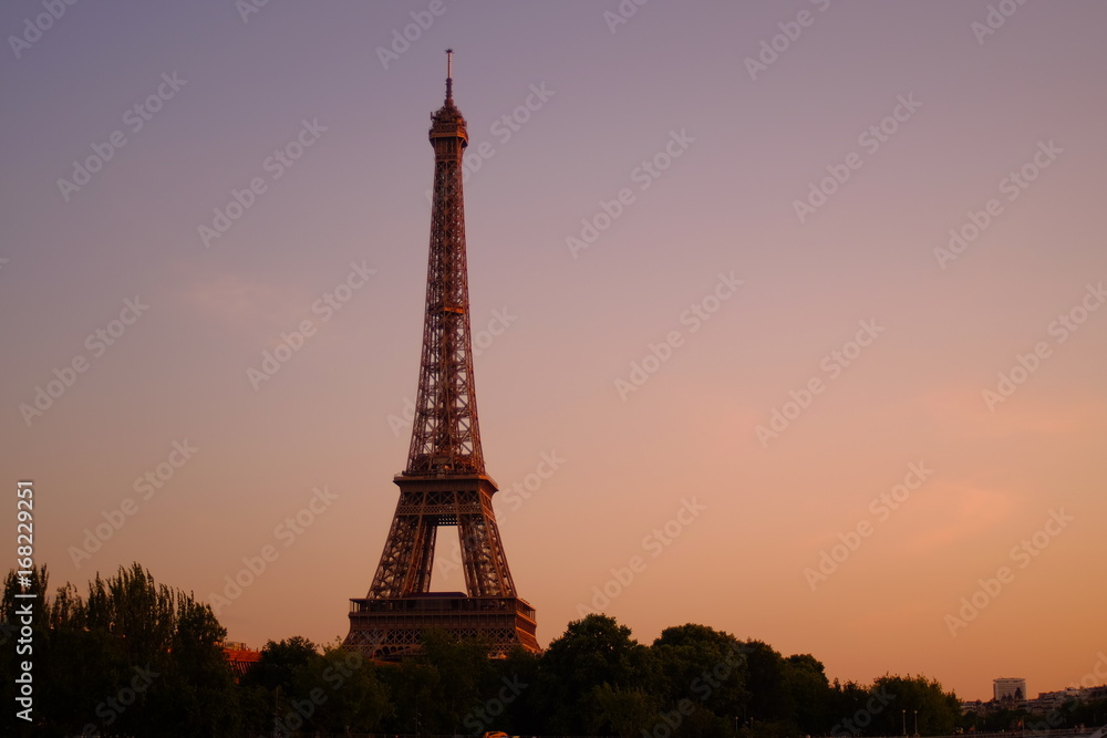 Le moment de coucher du soleil à Paris, France
