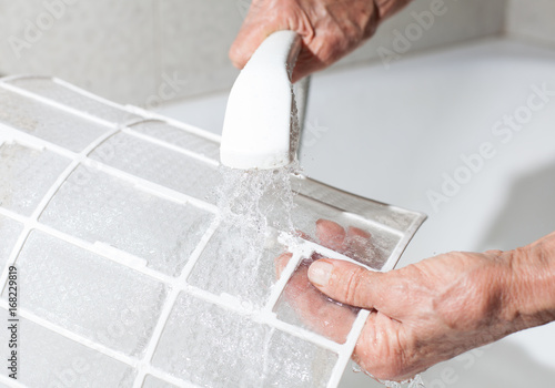 Obraz na płótnie cleaning air conditioner filter