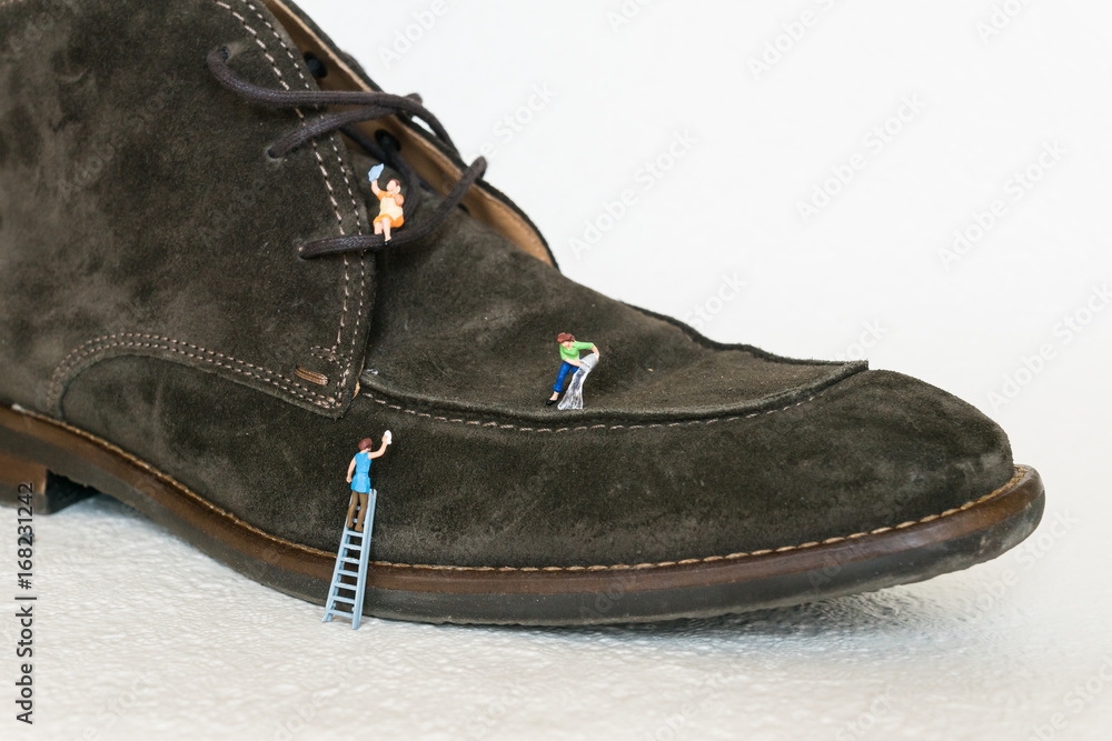 fleißige Schuhputzerinnen in Miniatur