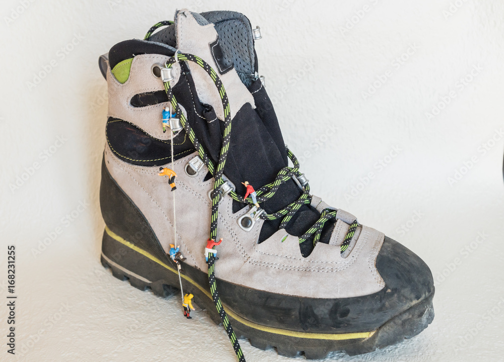 Bergschuh mit Kletterern in Miniatur