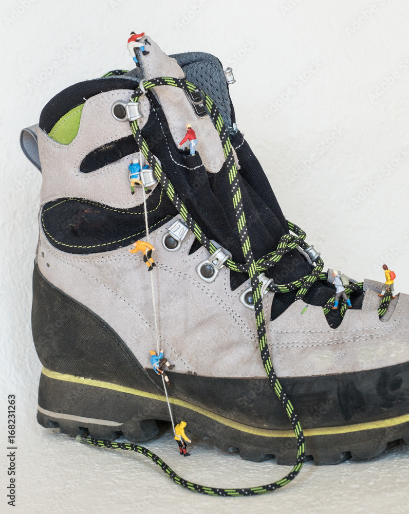 Bergschuh mit Kletterern und Wanderern in Miniatur