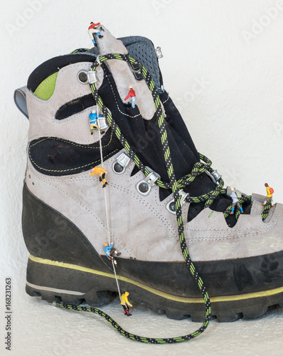 Obraz na płótnie Bergschuh mit Kletterern und Wanderern in Miniatur w salonie