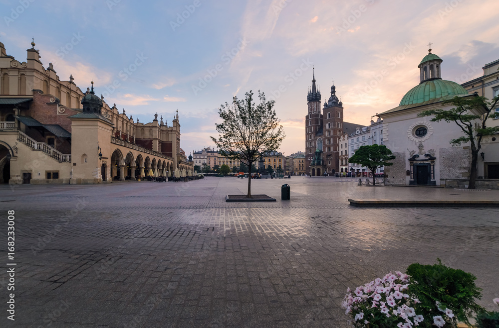 Naklejka premium Krakow rynek glowny in the early morning. Summer time.