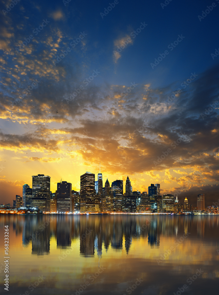 Fototapeta premium Silhouette of Manhattan skyline at sunset.