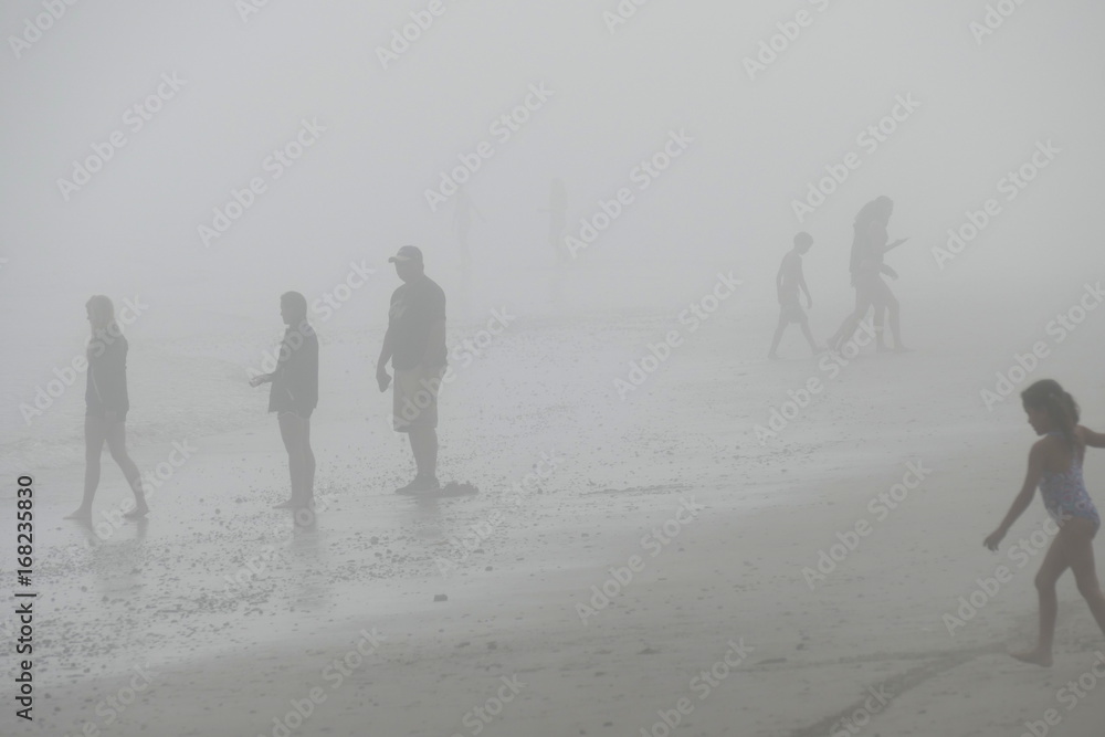 Menschen am Strand von Santa Barbara im Nebel