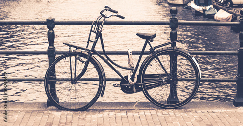 stary-rower-na-moscie-nad-wodnym-kanalem