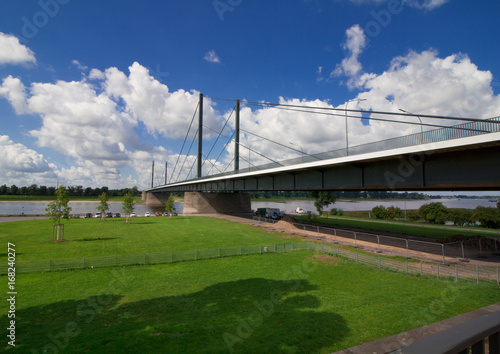     Die nördliche Theodor-Heuss-Brücke in Düsseldorf  © Stephan Walochnik