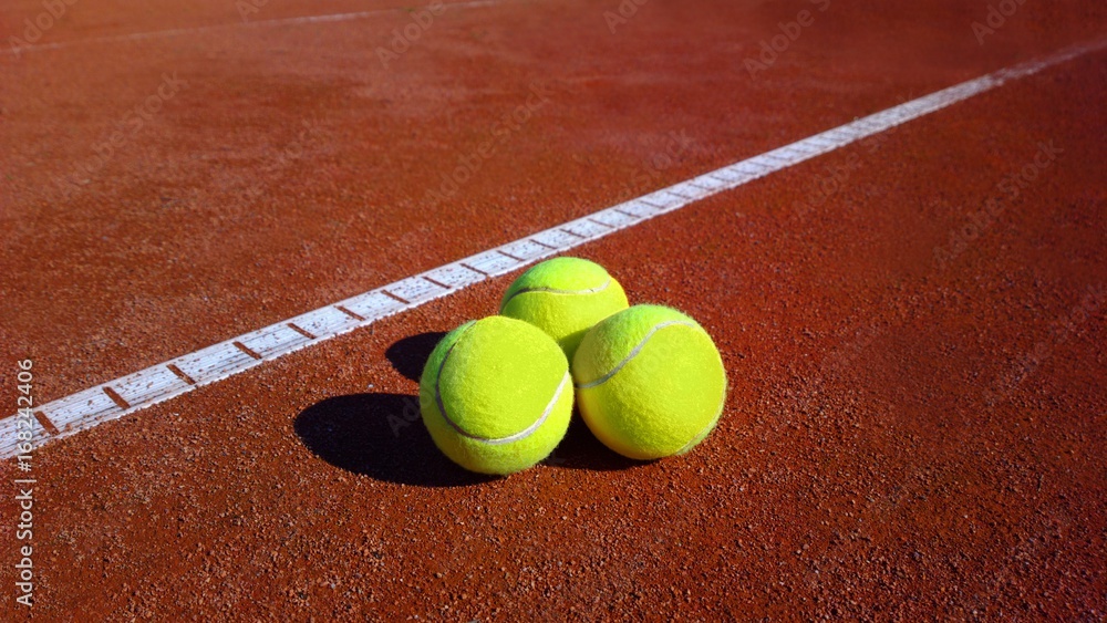 Tennisbälle auf einem Tennisplatz