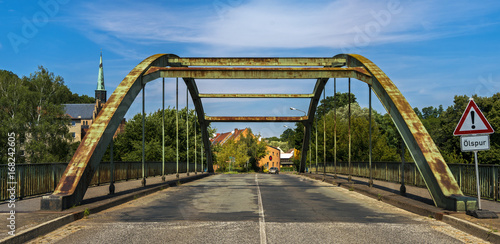 eine marode Brücke im Straßenverkehr © spuno