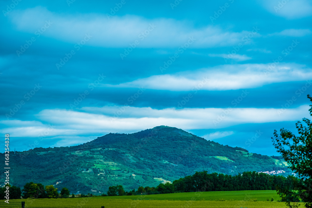 Naklejka premium Mountain with natural elements on a sunny day in summer