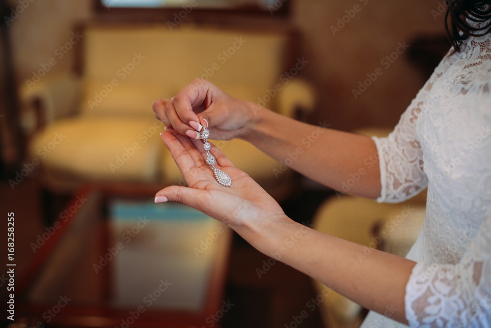 Obraz premium A beautiful bride in a long dress at the hotel and waiting for the groom