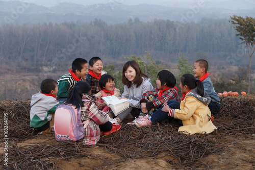 Canvas Print Rural teachers and pupils in outdoor learning
