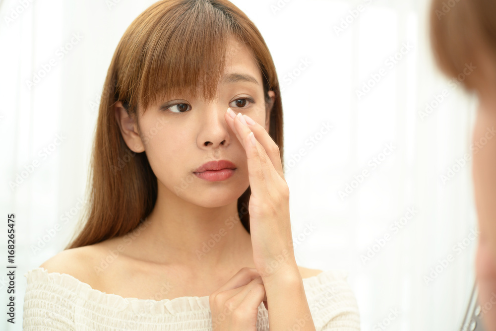 お肌が気になる女性 お肌が気になる女性