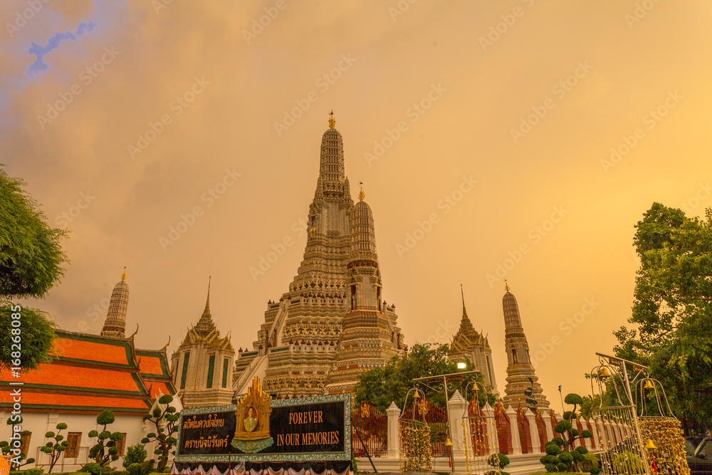 Fototapeta premium Wat Arun -the Temple of Dawn in Bangkok, Thailand