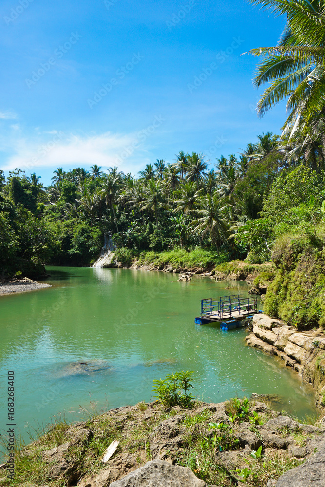 Fototapeta premium Widok na rzekę w wodospadzie Sri Gethuk, Yogyakarta, Indonezja