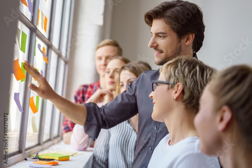 Tableau sur toile leute lernen zusammen in einem seminar