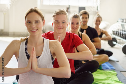 männer und frauen im yoga-kurs © contrastwerkstatt