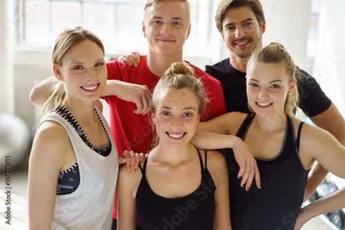 sportler trainieren zusammen im studio photo