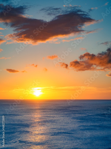 Golden Hour sunset into Ocean © Larry Zhou