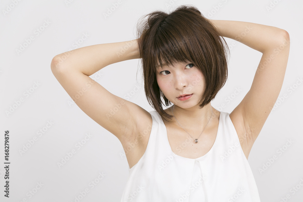 ポーズをとる女性 ポーズをとる女性