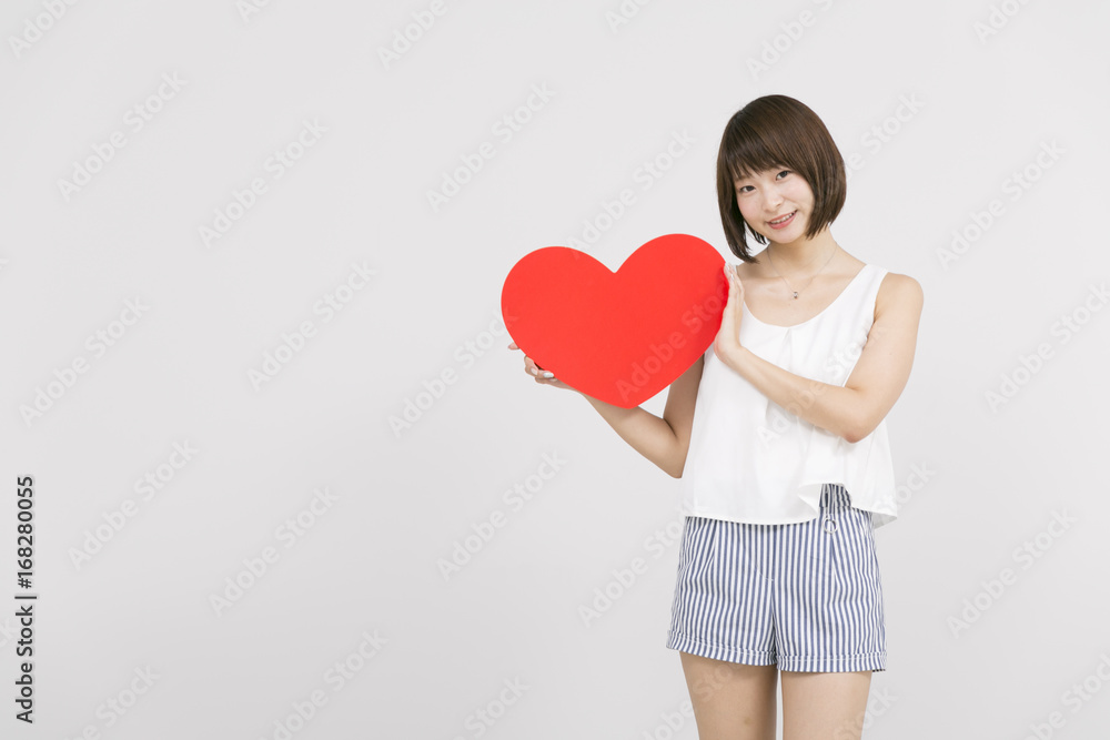 ハートを持つ女性 ハートを持つ女性