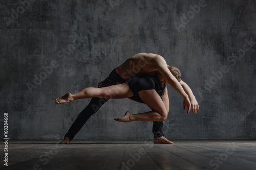 Fotografie Couple of ballet dancers posing in studio