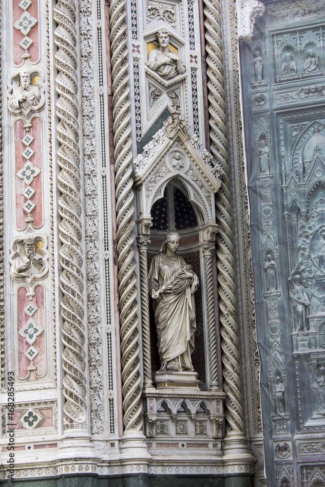 FIRENZE, ITALIA - LUGLIO 25, 2017: dettaglio architettonico, del  Duomo di Santa Maria del Fiore - Toscana