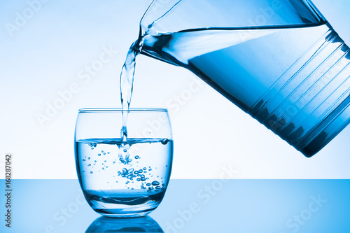 Nalewanie wody do szklanki © piotrszczepanek