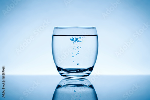 Szklanka z wodą © piotrszczepanek