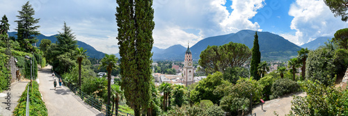 Panorama Stadt Meran in Südtirol photo