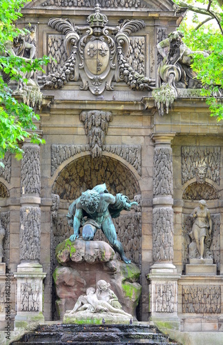 Φωτογραφία Medici Fountain in the Luxembourg Garden in Paris, France
