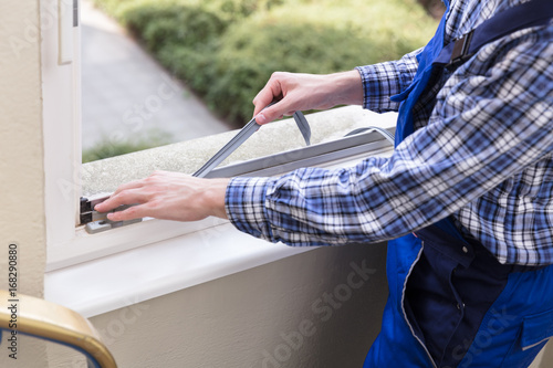 Εκτύπωση καμβά Repairman Fixing Window