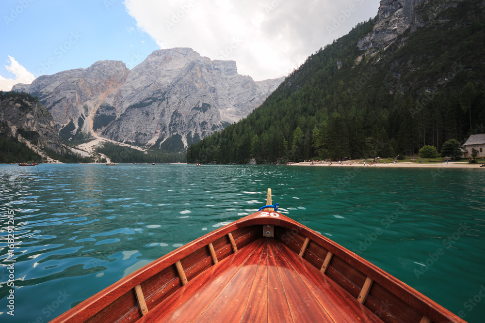 in barca sul lago di Braies