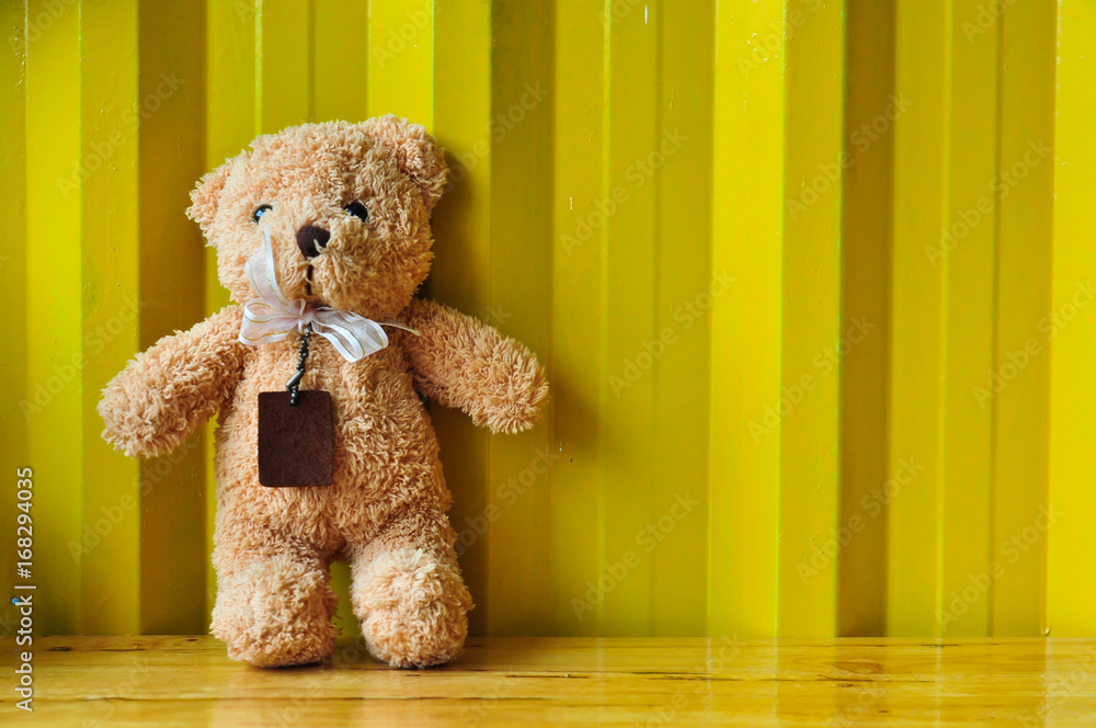 Obraz premium Teddy bear on yellow background